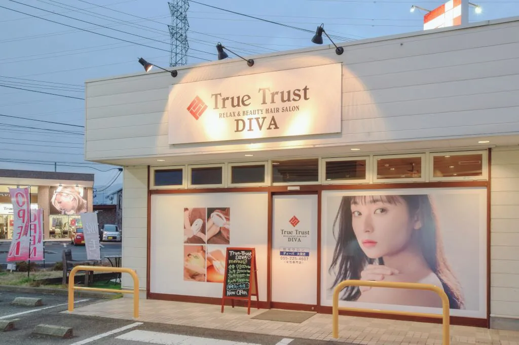 LashRush 甲府大里店の店内｜店舗外観（夕方）